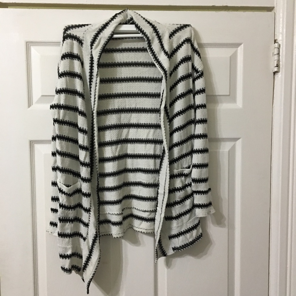 White & black medium long cardigan w/ long sleeves